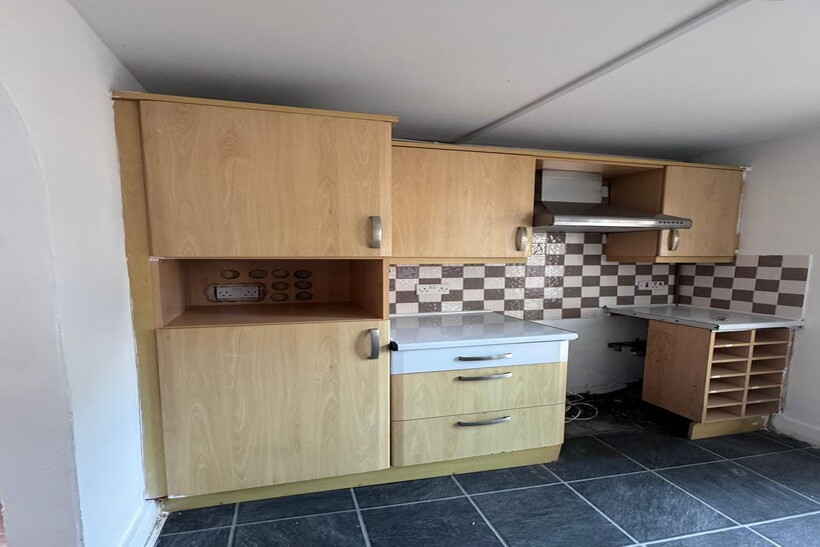 Standard Road, Hounslow TW4 2 bed flat to rent - £2,195 pcm (£507 pw)