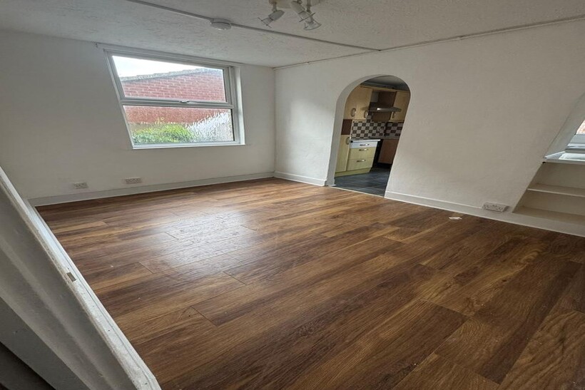 Standard Road, Hounslow TW4 2 bed flat to rent - £2,195 pcm (£507 pw)