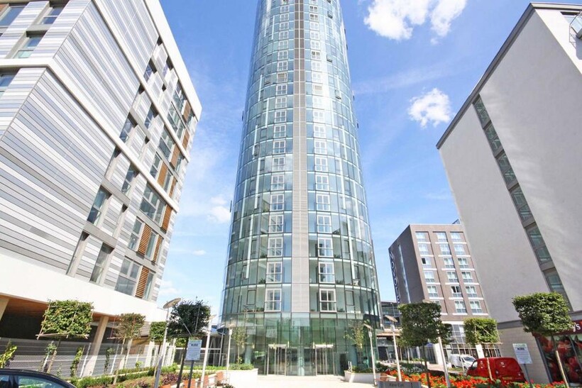 Ealing Road, Brentford TW8 2 bed flat to rent - £2,895 pcm (£668 pw)