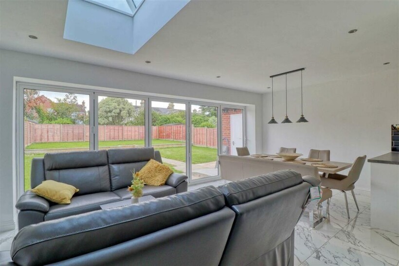 Frinton-on-Sea CO13 6 bed detached house to rent - £2,995 pcm (£691 pw)