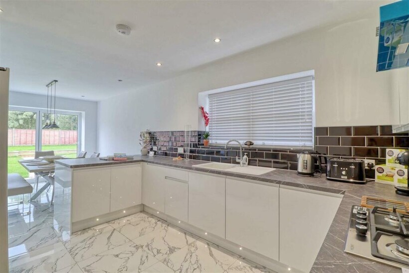 Frinton-on-Sea CO13 6 bed detached house to rent - £2,995 pcm (£691 pw)