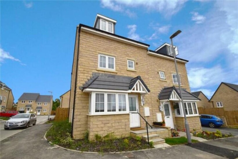 Staincliffe Drive, Bradford BD22 4 bed semi-detached house to rent - £1,075 pcm (£248 pw)