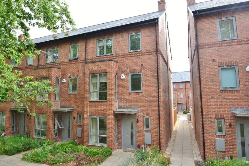 Sandringham Drive, Victoria Gardens... 4 bed townhouse to rent - £1,895 pcm (£437 pw)