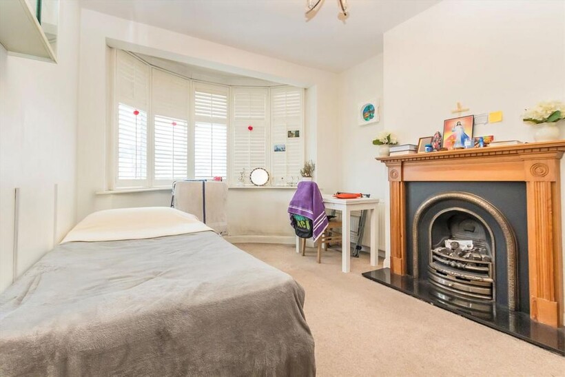 Malden Way, New Malden KT3 3 bed semi-detached house to rent - £2,295 pcm (£530 pw)