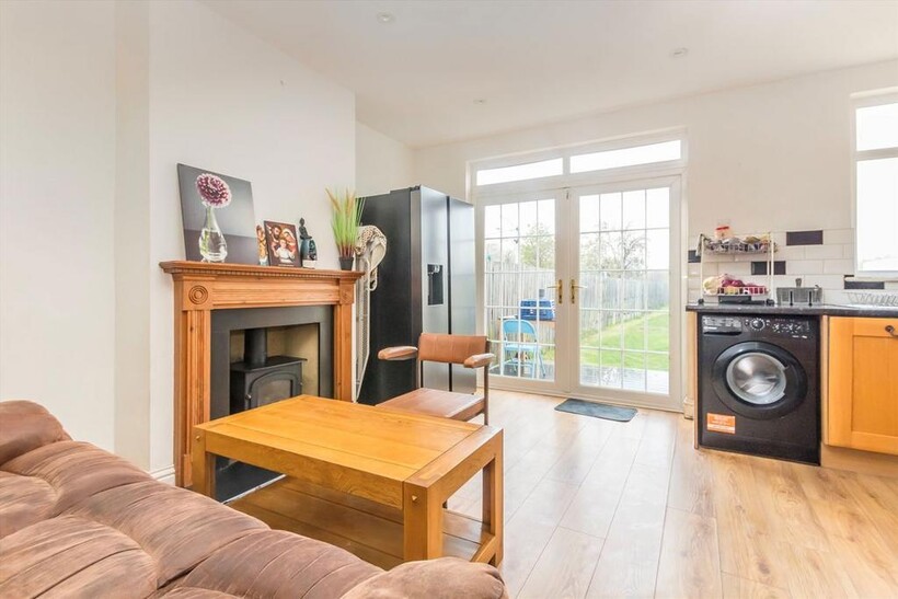 Malden Way, New Malden KT3 3 bed semi-detached house to rent - £2,295 pcm (£530 pw)