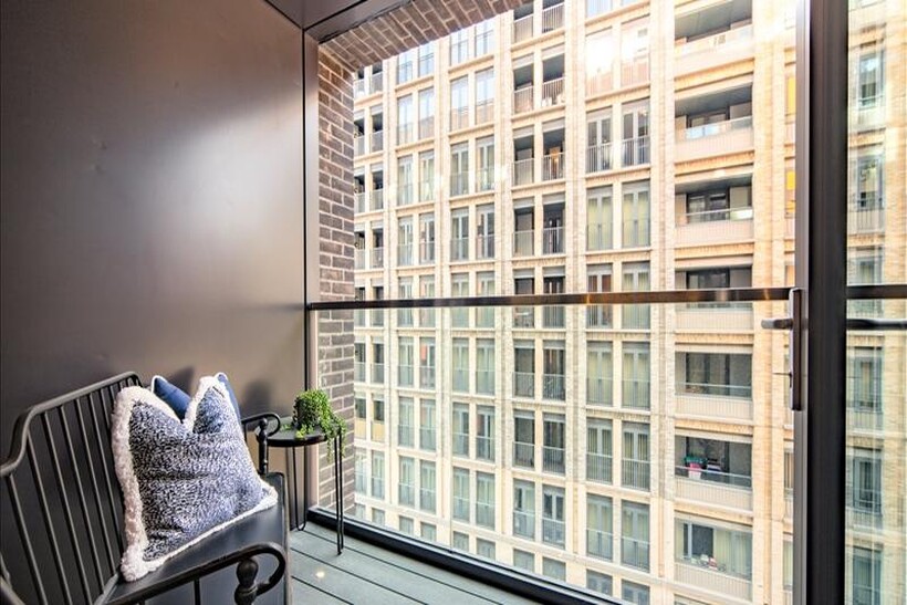 Thornes House Mid Term Let SW11 2 bed flat to rent - £8,342 pcm (£1,925 pw)