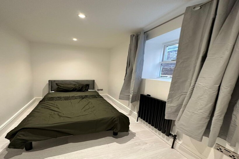 Gauden Road, London, SW4 2 bed flat to rent - £2,490 pcm (£575 pw)