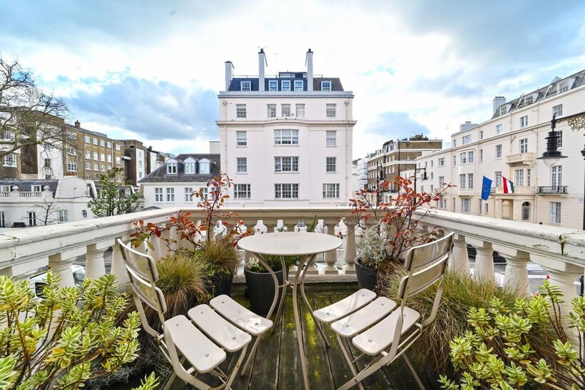 Eaton Place, SW1X 2 bed apartment to rent - £23,833 pcm (£5,500 pw)