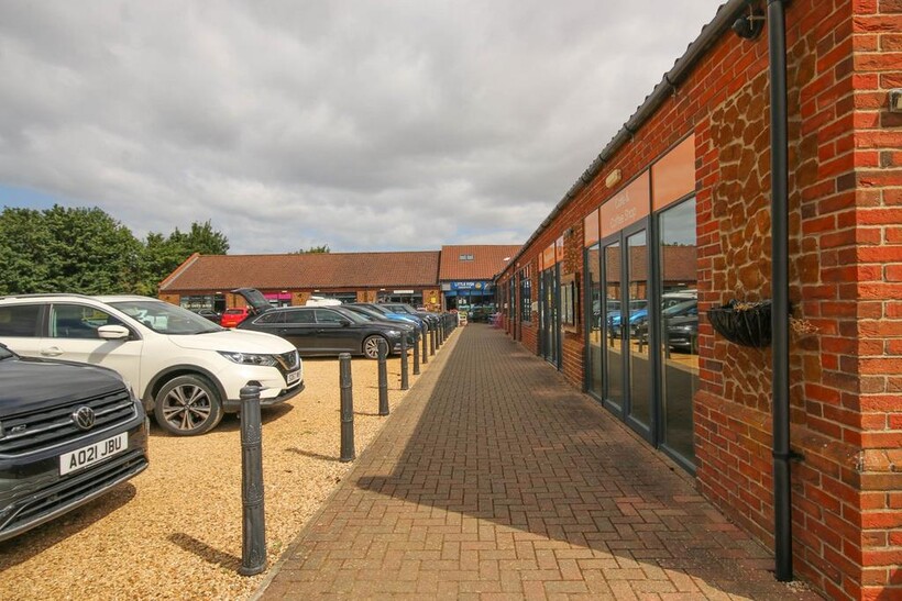 at Poppyfields Retail Park... Property to rent - £550 pcm (£127 pw)