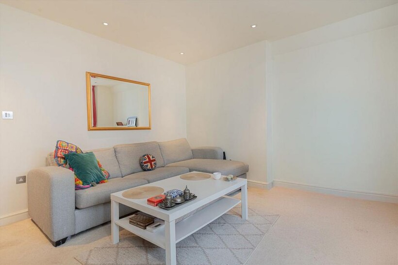 Campden Hill Gardens, London W8 1 bed flat to rent - £2,448 pcm (£565 pw)