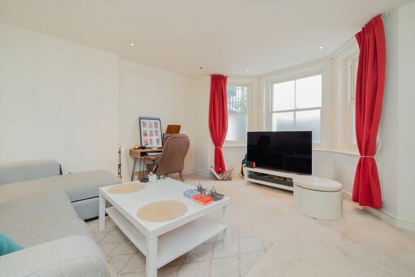 Campden Hill Gardens, London W8 1 bed flat to rent - £2,448 pcm (£565 pw)