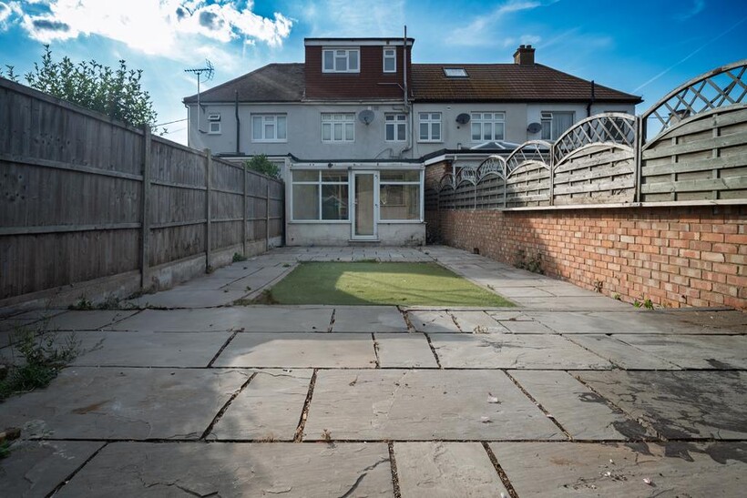 Parsonage Road, Rainham RM13 4 bed terraced house to rent - £2,350 pcm (£542 pw)