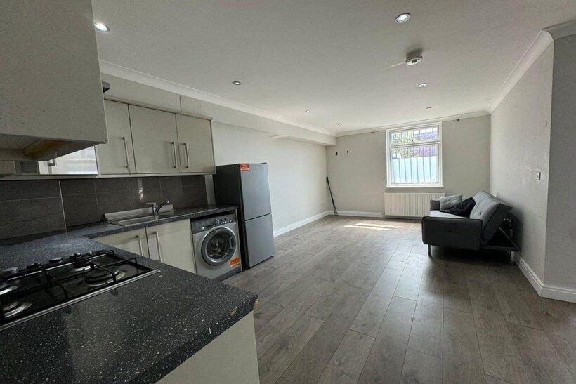 Church Street, Slough 1 bed apartment to rent - £1,275 pcm (£294 pw)