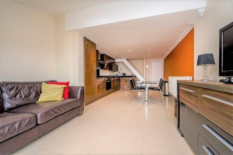 Weyside Road, Guildford GU1 3 bed semi-detached house to rent - £2,395 pcm (£553 pw)