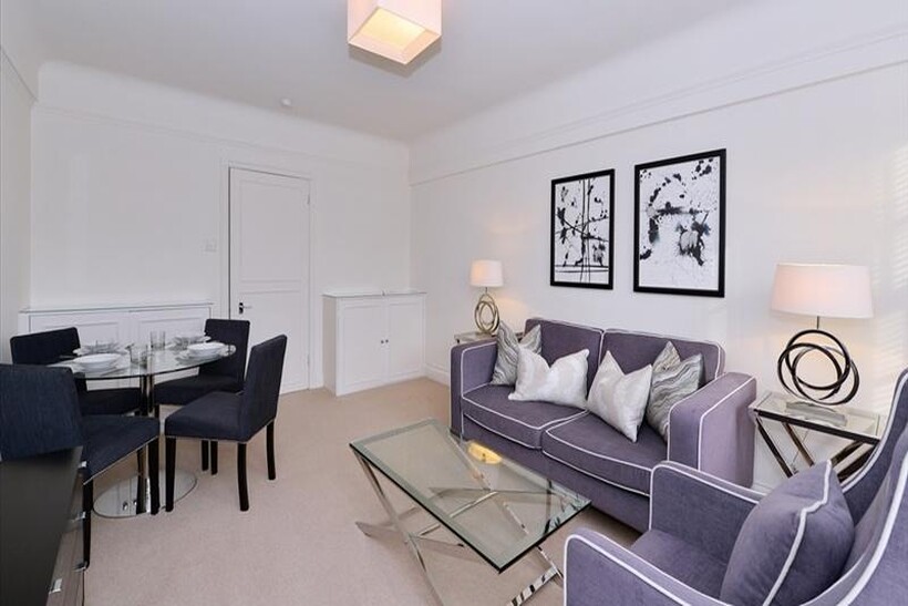 Fulham Road, London SW3 2 bed property to rent - £4,030 pcm (£930 pw)