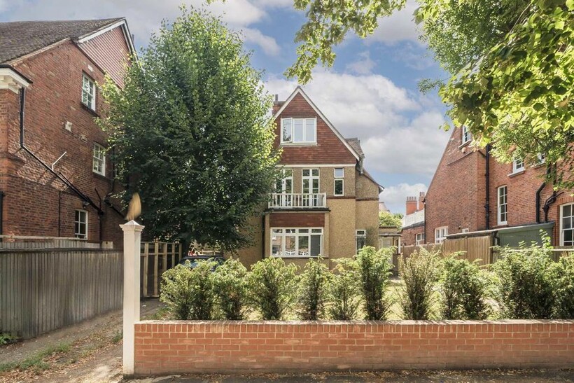 Woodstock Road, London W4 2 bed flat to rent - £1,993 pcm (£460 pw)