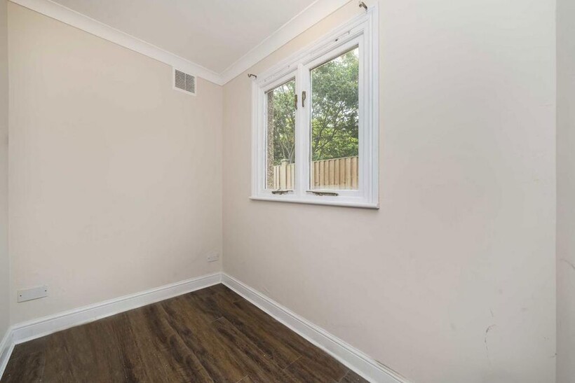 Woodstock Road, London W4 2 bed flat to rent - £1,993 pcm (£460 pw)