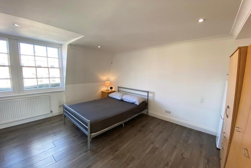 Devonshire House,  Kilburn High Road... 5 bed flat to rent - £4,100 pcm (£946 pw)