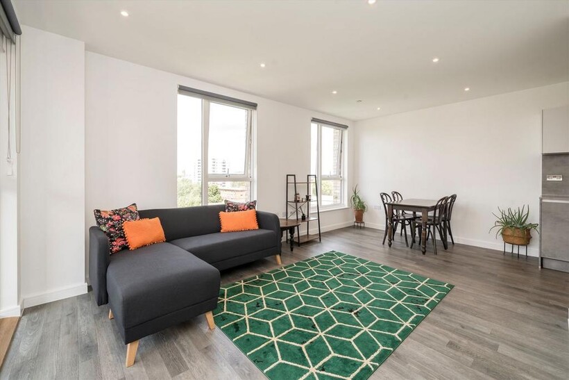 Osborne Road, London W3 2 bed flat to rent - £2,448 pcm (£565 pw)