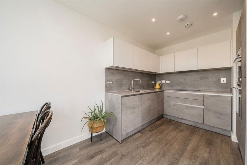 Osborne Road, London W3 2 bed flat to rent - £2,448 pcm (£565 pw)