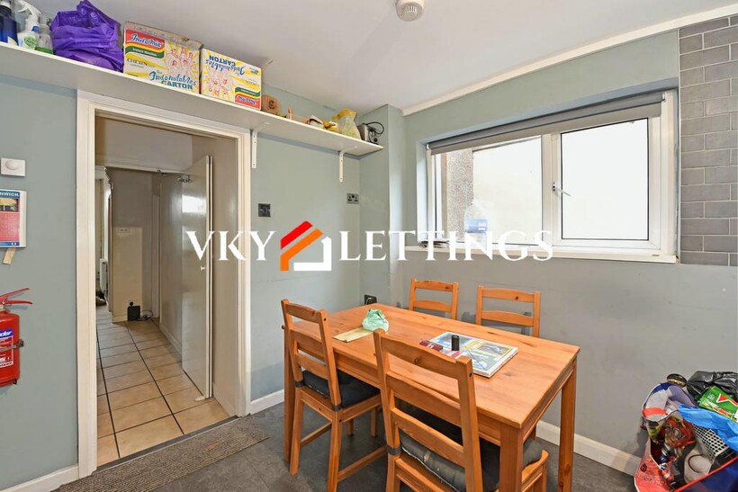 New Park Terrace, Pontypridd CF37 4 bed terraced house to rent - £425 pcm (£98 pw)