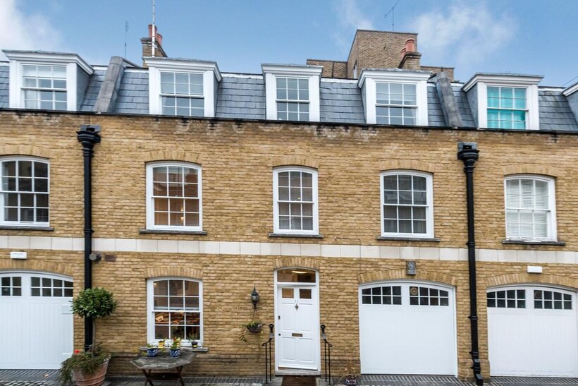 Beverston Mews, London W1H 3 bed mews to rent - £6,478 pcm (£1,495 pw)