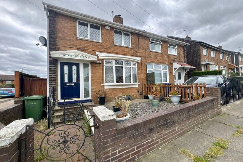 Arbroath Road, Sunderland SR3 2 bed semi-detached house to rent - £785 pcm (£181 pw)