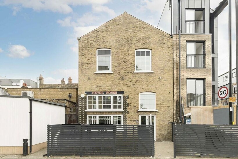Singapore Road, London W13 2 bed flat to rent - £2,097 pcm (£484 pw)