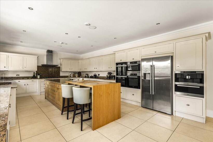 Chavey Down Road, Bracknell, RG42 6 bed detached house to rent - £12,497 pcm (£2,884 pw)