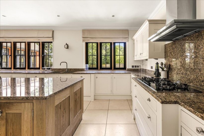 Chavey Down Road, Bracknell, RG42 6 bed detached house to rent - £12,497 pcm (£2,884 pw)