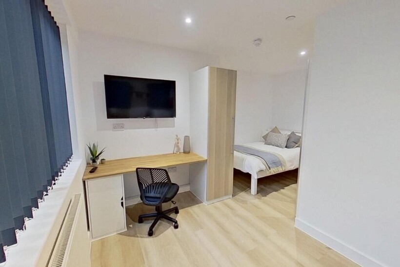 This inviting double bedroom features a spaciou...