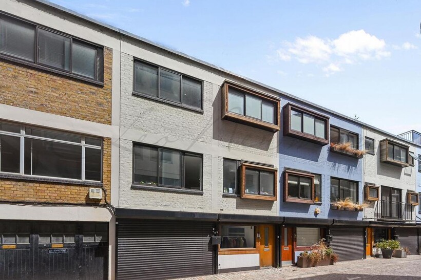 Fitzroy Mews, Fitzrovia, W1T 3 bed mews to rent - £4,100 pcm (£946 pw)