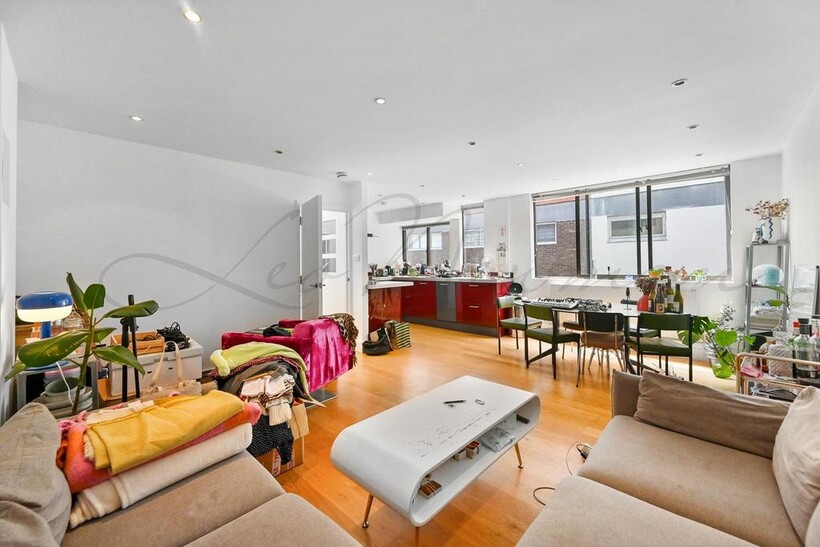 Fitzroy Mews, Fitzrovia, W1T 3 bed mews to rent - £4,100 pcm (£946 pw)