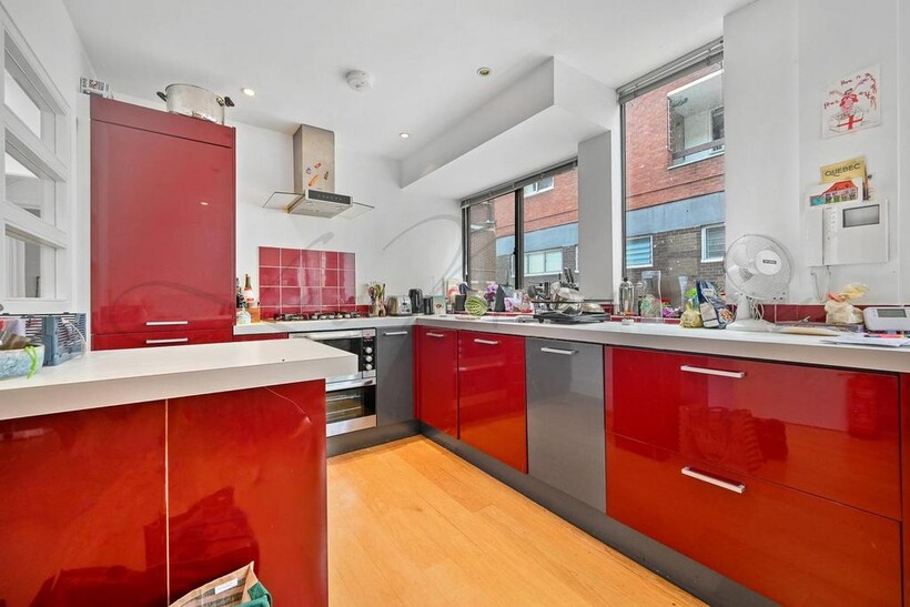 Fitzroy Mews, Fitzrovia, W1T 3 bed mews to rent - £4,100 pcm (£946 pw)