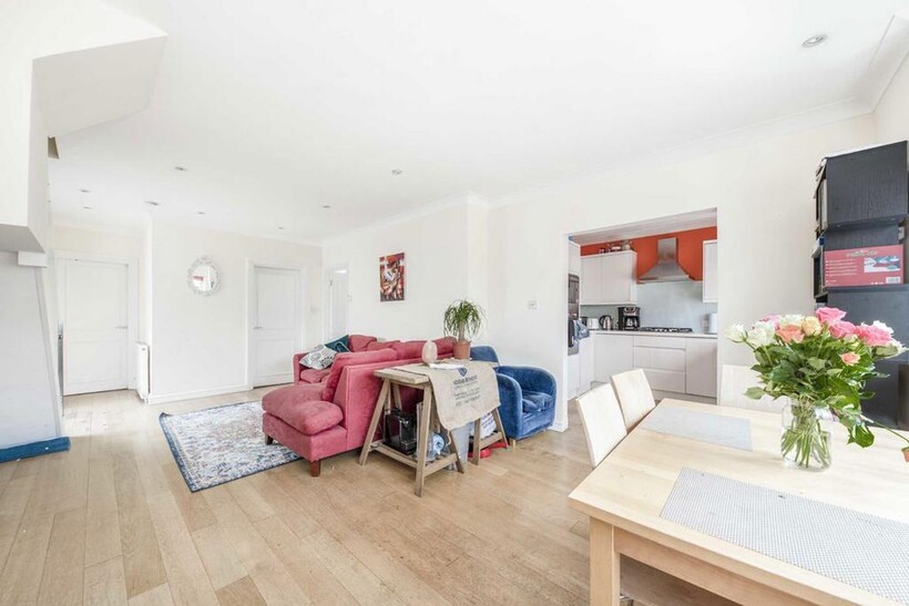 Franche Court Road, London SW17 3 bed flat to rent - £3,500 pcm (£808 pw)