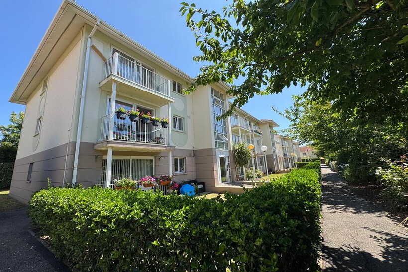 22 Ernest Watson Close, St Clement 2 bed flat to rent - £1,725 pcm (£398 pw)