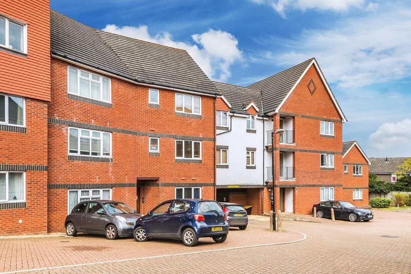 Tower Close, East Grinstead, RH19 1 bed flat to rent - £1,275 pcm (£294 pw)