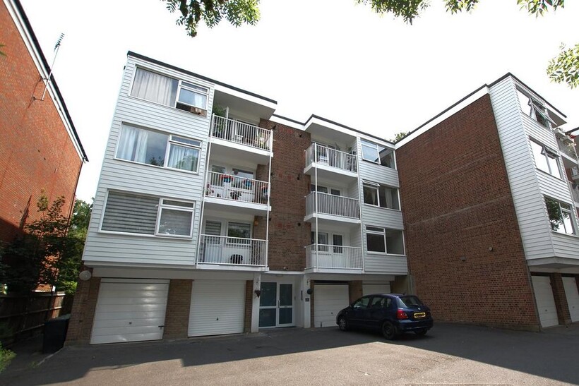 Hurst Court, Southend Road... 2 bed apartment to rent - £1,825 pcm (£421 pw)