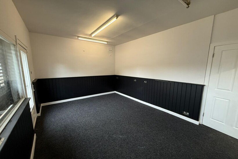 Longstone Road, Edinburgh EH14 Retail property (high street) to rent - £417 pcm (£96 pw)