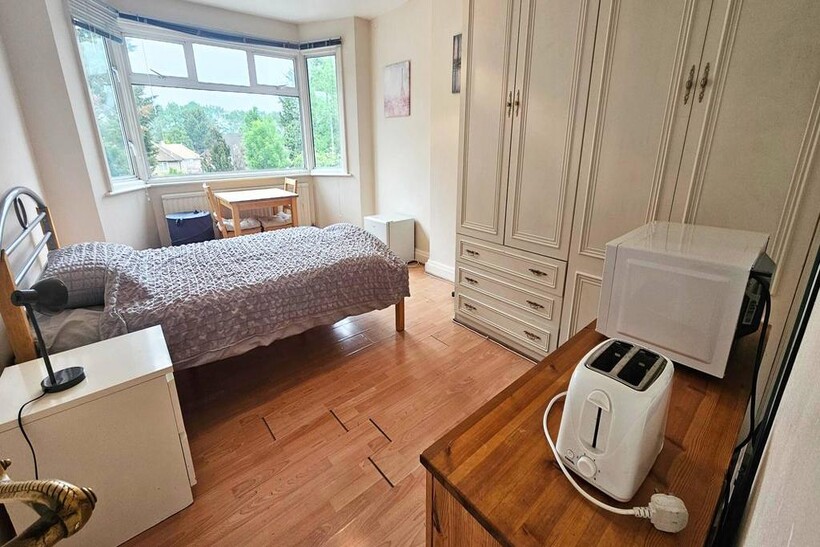 Regal Way, Harrow HA3 1 bed in a house share to rent - £800 pcm (£185 pw)