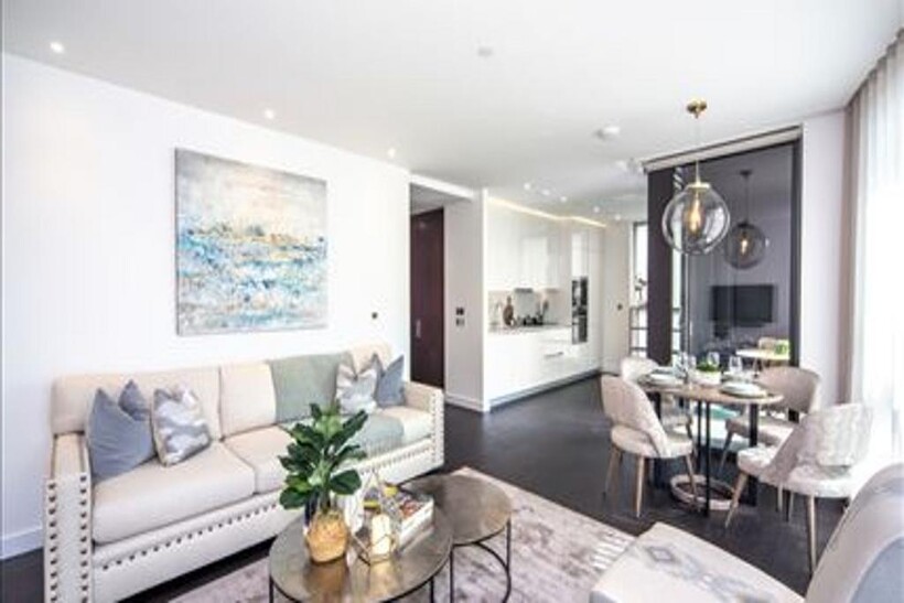 Charles Clowes Walk, London, SW11 2 bed flat to rent - £4,745 pcm (£1,095 pw)