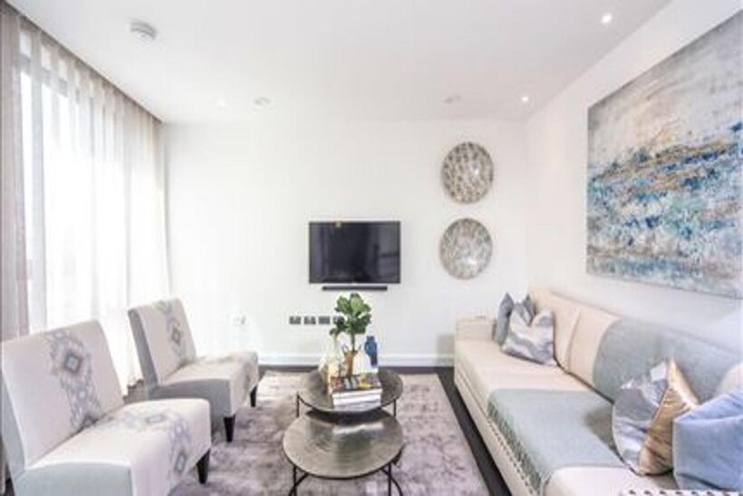 Charles Clowes Walk, London, SW11 2 bed flat to rent - £4,745 pcm (£1,095 pw)