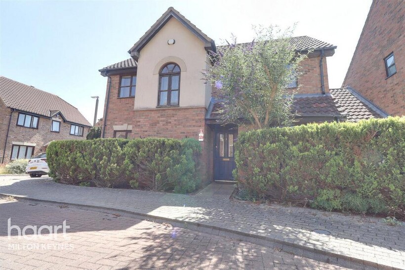 Bunsen Place, Shenley Lodge 4 bed detached house to rent - £1,795 pcm (£414 pw)
