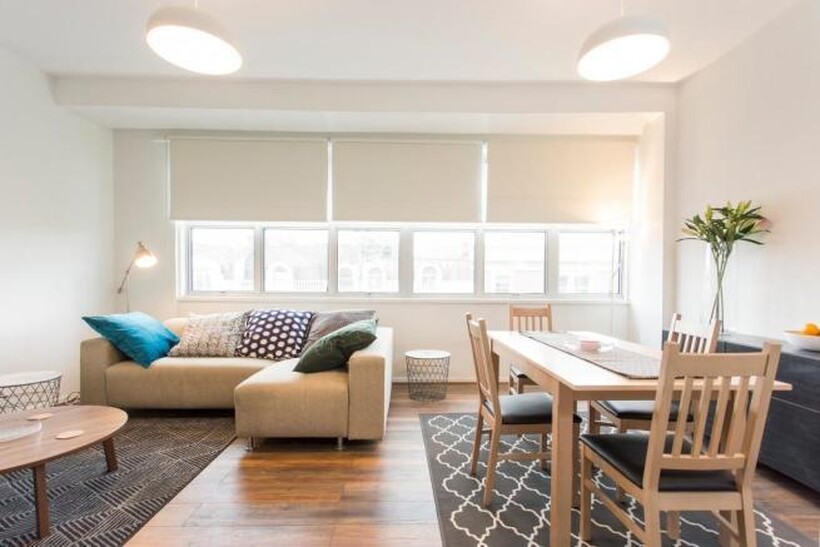 Earls Court Road, Earls Court SW5 4 bed flat to rent - £6,250 pcm (£1,442 pw)