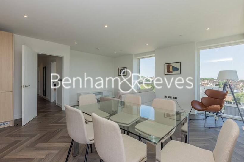 Hendon, Hendon NW9 3 bed apartment to rent - £3,141 pcm (£725 pw)