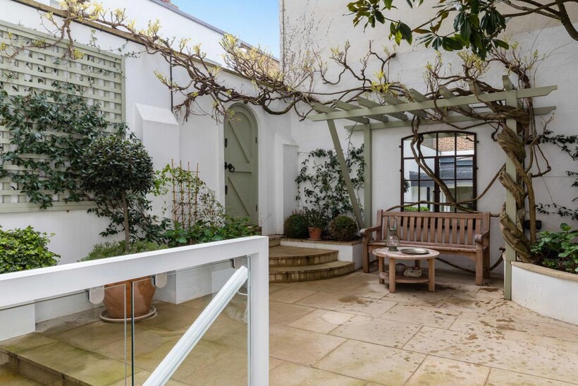 Eaton Terrace, London, SW1W 4 bed terraced house to rent - £23,833 pcm (£5,500 pw)