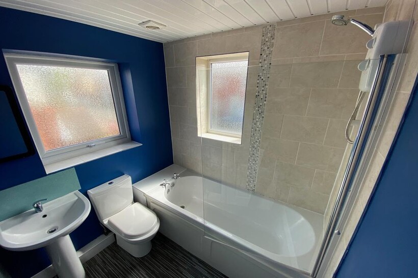 Spacious bathroom suite featuring a stylish bat...