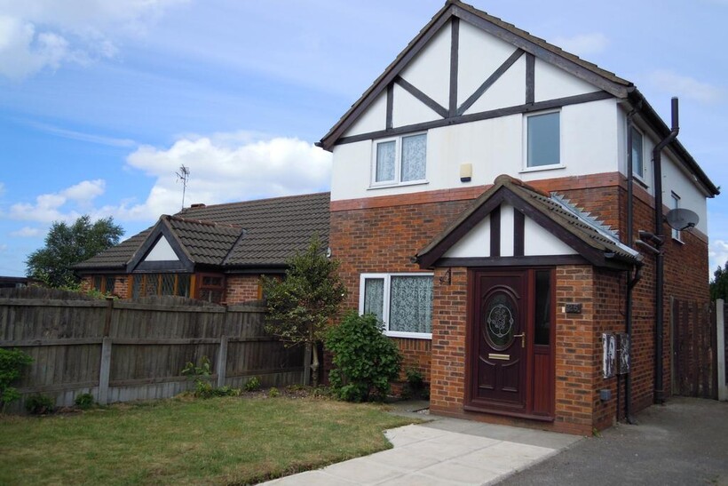Charming and well-maintained front view of a co...