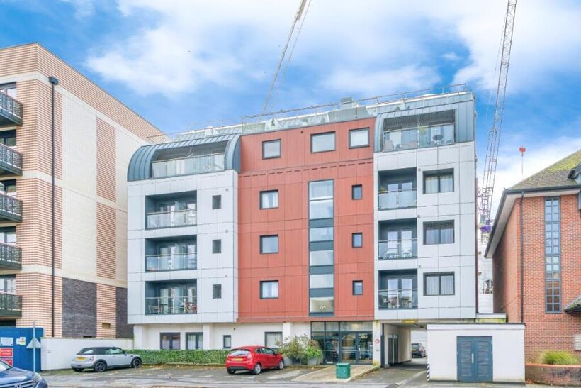 West Byfleet, Surrey, KT14 1 bed apartment to rent - £1,300 pcm (£300 pw)