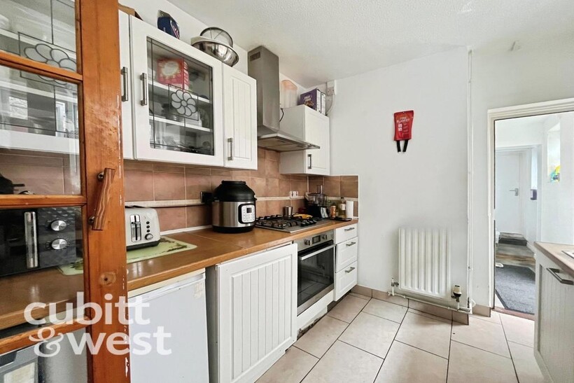 Toronto Road Portsmouth PO2 1 bed in a house share to rent - £810 pcm (£187 pw)